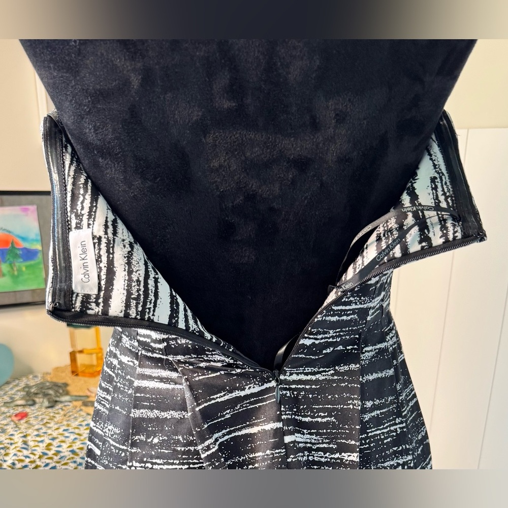 Calvin Klein Strapless Black & White with Pockets - Picture 7 of 16